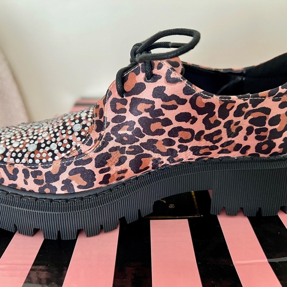 NIB Dolls Kill Lady GoDiva Pounce Away Oxfords Satin Leopard & Crystal Accents - Picture 2 of 14